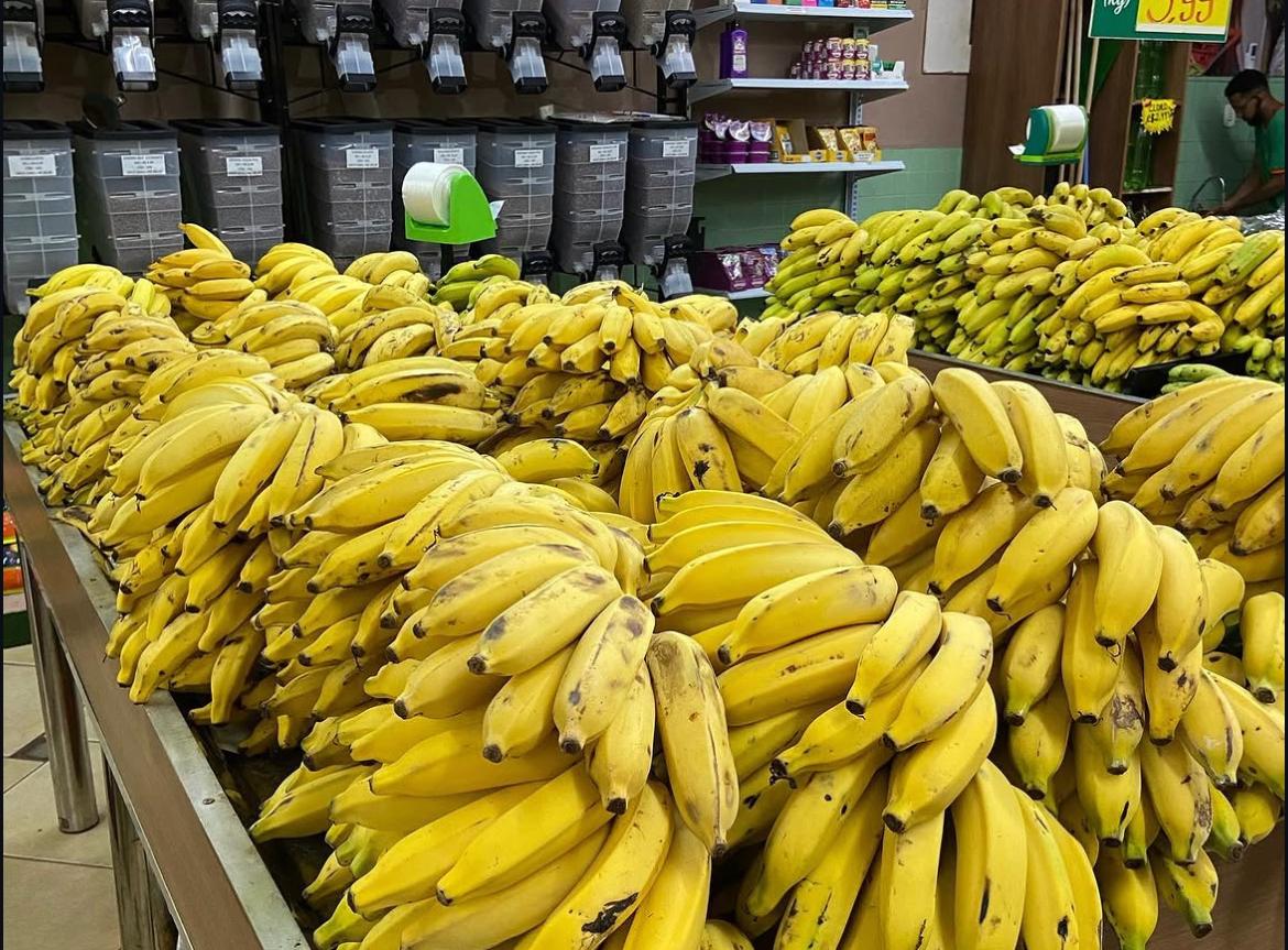 Bancada cheia de bananas prata e nanica no Fruit Mania
