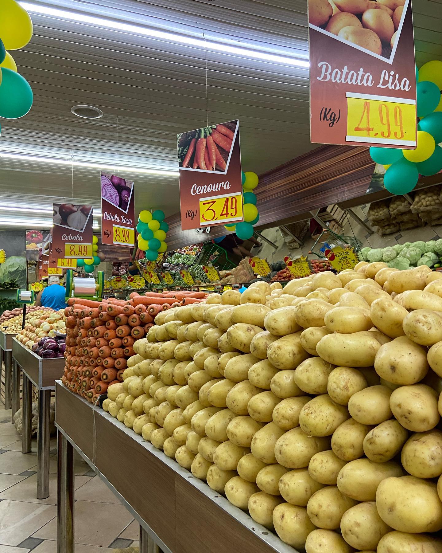 Batata lisa e cenoura empilhadas na banca de legumes