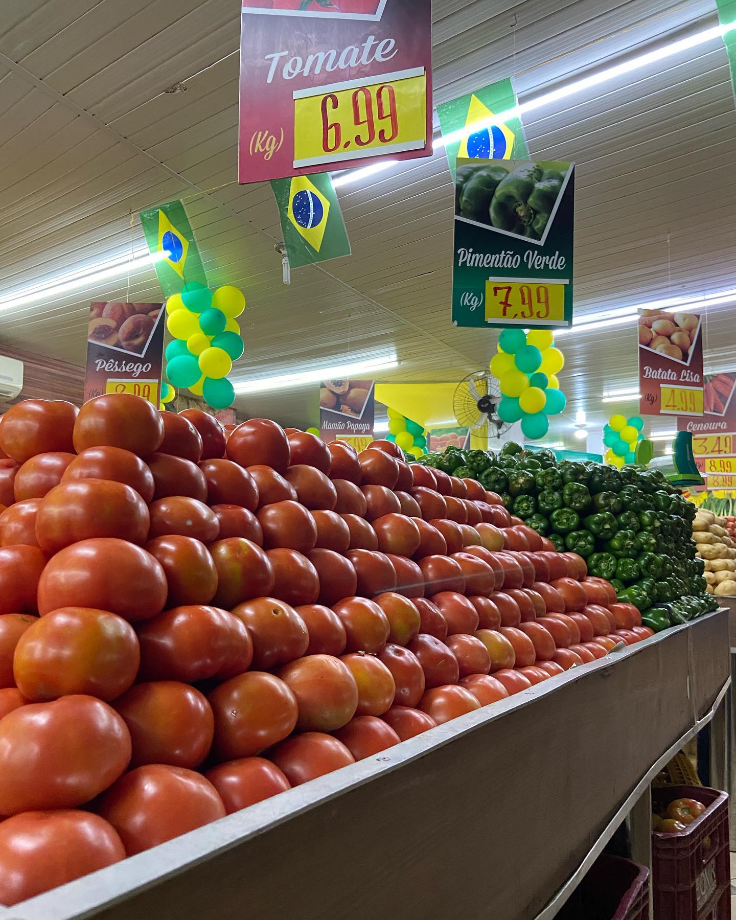 Pirâmide de tomates italianos frescos na banca