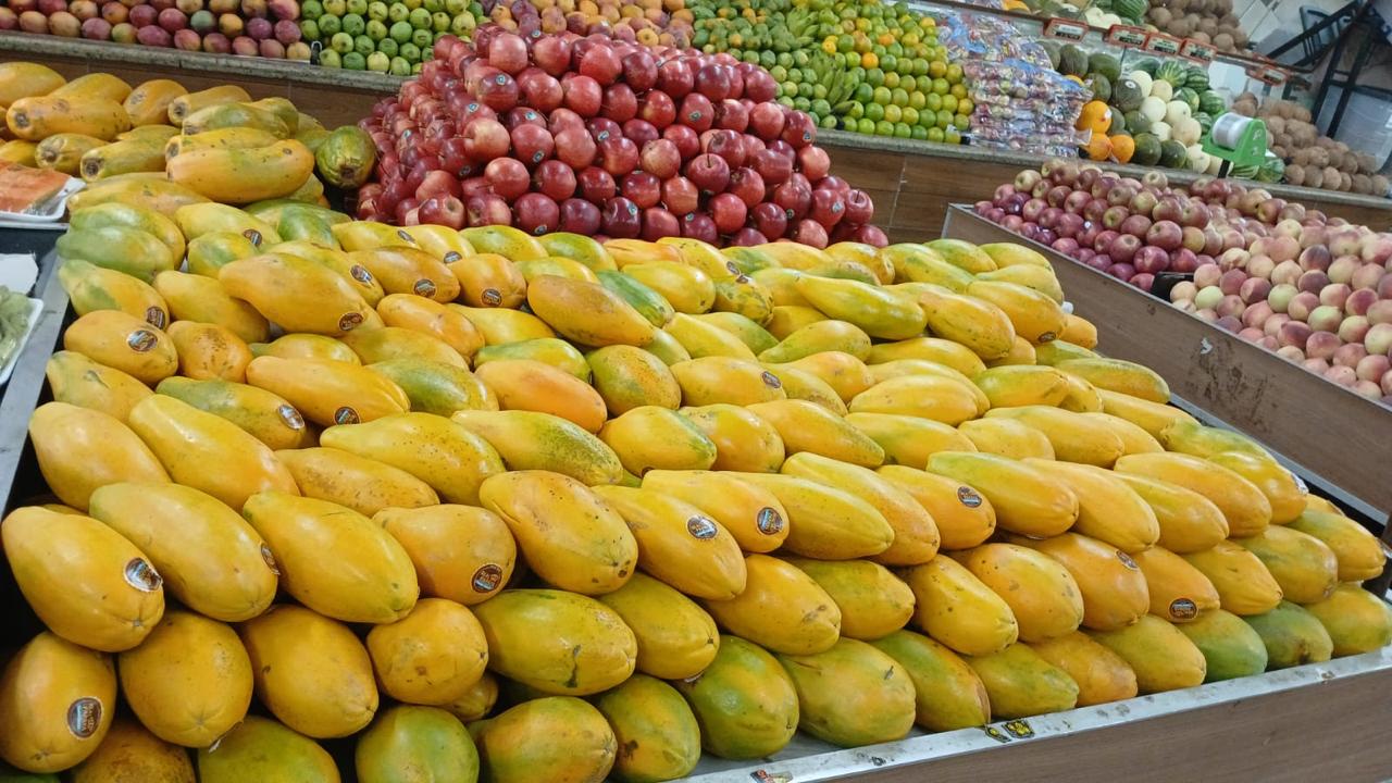 Mamões papaia maduros expostos na banca de frutas